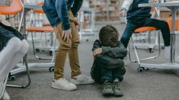 La medida busca combatir el aumento del acoso escolar (bullying). La medida busca combatir el aumento del acoso escolar (bullying).