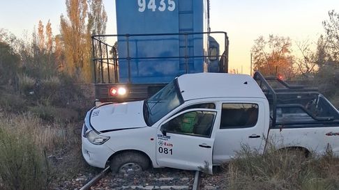 El tren arrastró a la camioneta por varios metros El tren arrastró a la camioneta por varios metros