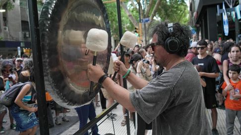 La resistencia a la minería desplegó bombos y redoblantes en el Kilómetro Cero. La resistencia a la minería desplegó bombos y redoblantes en el Kilómetro Cero.