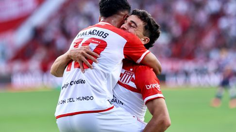 Tiago Palacios, la gran figura de Estudiantes, convirtió el primero en UNO. Tiago Palacios, la gran figura de Estudiantes, convirtió el primero en UNO.