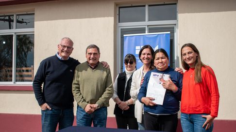 Siete familias en el Barrio Flores Olivares recibieron sus casas. Siete familias en el Barrio Flores Olivares recibieron sus casas.