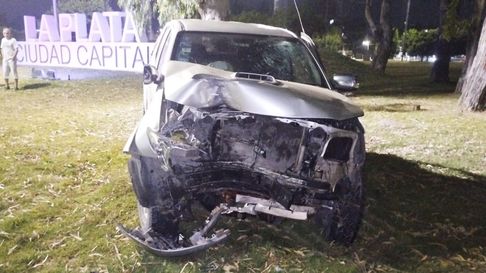 impactante choque en la rotonda de ingreso a la plata impactante choque en la rotonda de ingreso a la plata