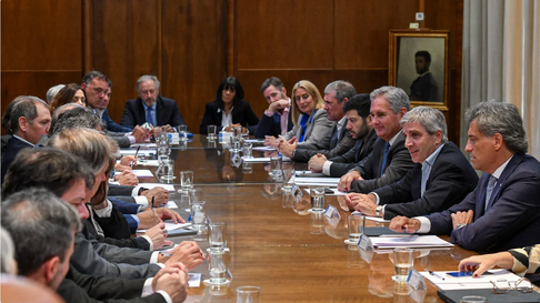 Luis Caputo se reunió con empresarios de compañías de seguros. Luis Caputo se reunió con empresarios de compañías de seguros.