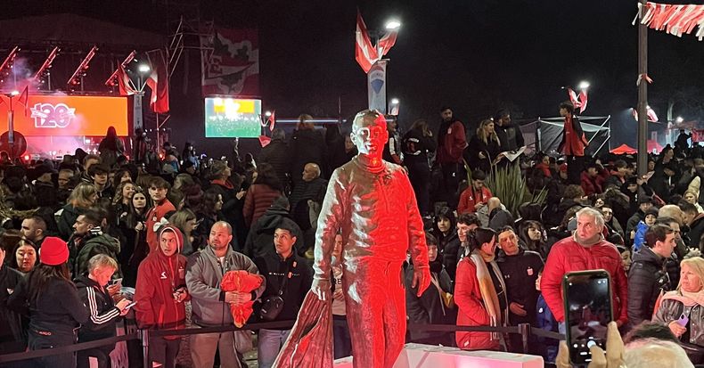 Estudiantes descubrió una estatua a Osvaldo Zubeldía en el Estadio UNO
