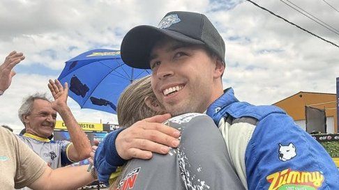 El piloto sureño recibiendo calidez en el autódromo de San Martín. El piloto sureño recibiendo calidez en el autódromo de San Martín.