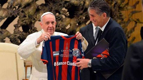El papa Francisco, el fútbol y su amado San Lorenzo. El papa Francisco, el fútbol y su amado San Lorenzo.