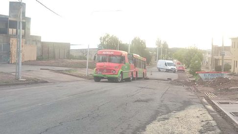 El micro quedó enterrado en el socavón. Debieron auxiliar al transporte publico para poder sacarlo. El micro quedó enterrado en el socavón. Debieron auxiliar al transporte publico para poder sacarlo.