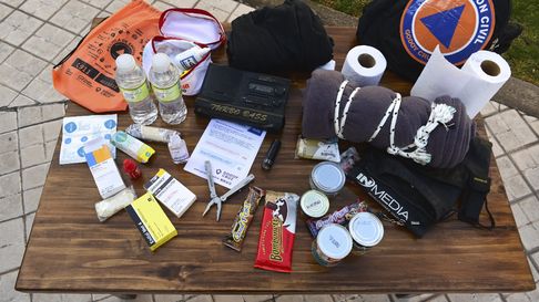 Una mochila o bolso de emergencia debe estar siempre al alcance y contener los elementos básicos para las primeras 72hs tras una emergencia. Una mochila o bolso de emergencia debe estar siempre al alcance y contener los elementos básicos para las primeras 72hs tras una emergencia.