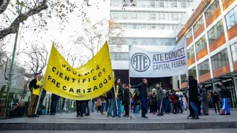 El Conicet sale a la calle por el desfinanciamiento a la institución. El Conicet sale a la calle por el desfinanciamiento a la institución.