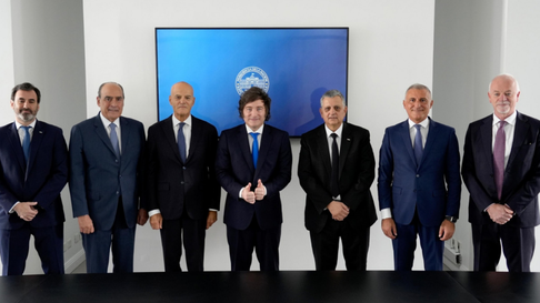 Javier Milei junto a los directivos de YPF y de la empresa italiana ENI. Javier Milei junto a los directivos de YPF y de la empresa italiana ENI.