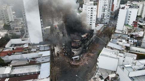 incendio en la plata: se derrumbo el deposito y continua la tension incendio en la plata: se derrumbo el deposito y continua la tension