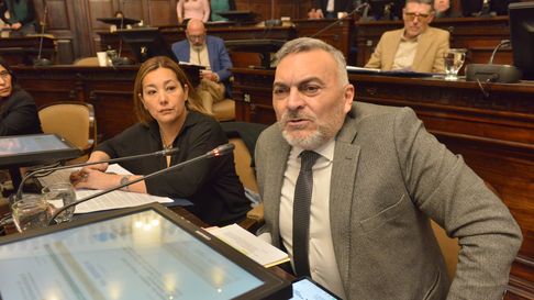 Adriana Cano, presidenta del bloque de senadores del PJ junto a Félix González. Ambos votaron en contra del proyecto. Adriana Cano, presidenta del bloque de senadores del PJ junto a Félix González. Ambos votaron en contra del proyecto.
