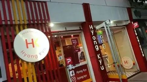 El local atacado por los delincuentes de una reconocida franquicia asiática. El local atacado por los delincuentes de una reconocida franquicia asiática.