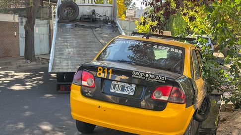 Un taxista ebrio cayó a una acequia en Guaymallén Un taxista ebrio cayó a una acequia en Guaymallén