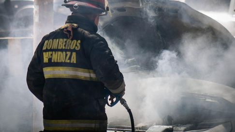 Un bombero se descompensó en un incendio. Un bombero se descompensó en un incendio.