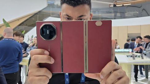 Huawei Mate XT se pliega y queda como una tablet. Huawei Mate XT se pliega y queda como una tablet.