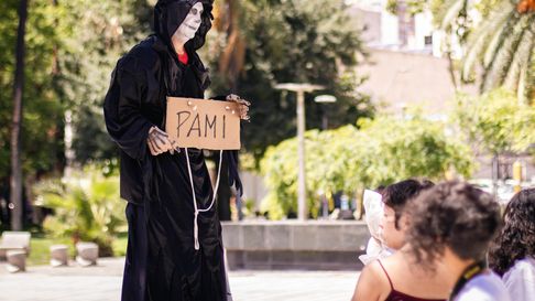 Postal de la ronda 100 de jubilados de Mendoza contra el plan de ajuste. Postal de la ronda 100 de jubilados de Mendoza contra el plan de ajuste.