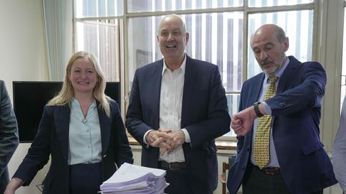 Se viene la cosecha con una pelea alterando a la industria. Se viene la cosecha con una pelea alterando a la industria.