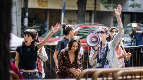 Postal de la protesta afuera de la Legislatura. Postal de la protesta afuera de la Legislatura.