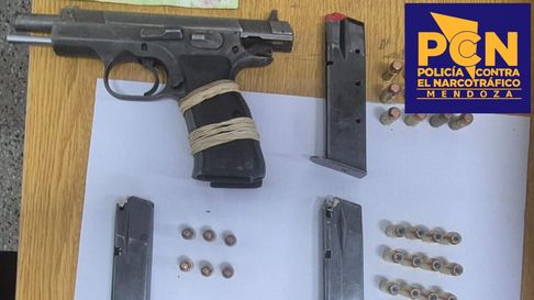 El arma secuestrada durante el operativo en Luján de Cuyo. El arma secuestrada durante el operativo en Luján de Cuyo.