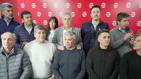 Radicales mendocinos salieron a ponderar la figura de Raúl Alfonsín. Radicales mendocinos salieron a ponderar la figura de Raúl Alfonsín.