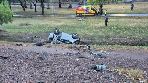Un auto desbarrancó esta mañana en uno de los acceso a la Ciudad de Mendoza Un auto desbarrancó esta mañana en uno de los acceso a la Ciudad de Mendoza