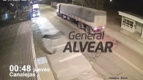 Imagen del camión con el remolque robado en el Sur. Imagen del camión con el remolque robado en el Sur.