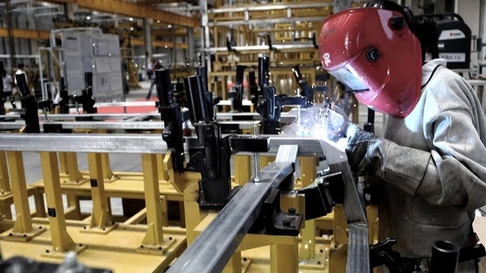 Según el INDEC, la industria muestra signos de recuperación tras meses de caída. Según el INDEC, la industria muestra signos de recuperación tras meses de caída.