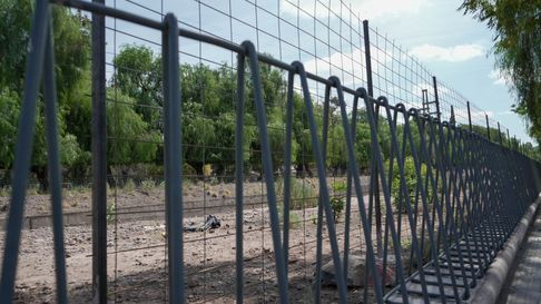 Construyen un enrejado a la vera del canal Cacique Guaymallén Construyen un enrejado a la vera del canal Cacique Guaymallén
