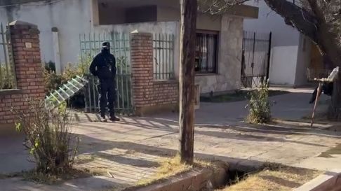 La víctima fue interceptada mientras atendía su negocio en Junín y, según las primeras investigaciones, fue amenazada con armas de fuego, retenida contra su voluntad y agredida sexualmente en grado de tentativa. La víctima fue interceptada mientras atendía su negocio en Junín y, según las primeras investigaciones, fue amenazada con armas de fuego, retenida contra su voluntad y agredida sexualmente en grado de tentativa.