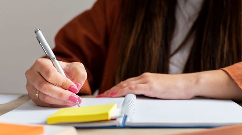 Los cursos son presenciales y gratuitos Los cursos son presenciales y gratuitos