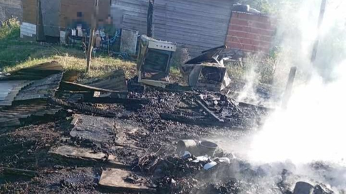 la plata: piden donaciones para una familia que sufrio un robo e incendio en su casa la plata: piden donaciones para una familia que sufrio un robo e incendio en su casa