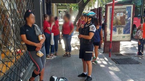 asi detuvieron a una pareja de delincuentes armados con cuchillos que quiso robar una moto en ciudad asi detuvieron a una pareja de delincuentes armados con cuchillos que quiso robar una moto en ciudad