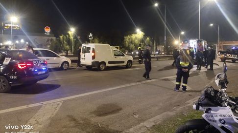 Gran despliegue en Guaymallén por un accidente en el Acceso Este. Gran despliegue en Guaymallén por un accidente en el Acceso Este.
