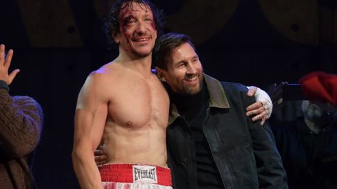 Lionel Messi fue a ver a su amigo al teatro. Lionel Messi fue a ver a su amigo al teatro.