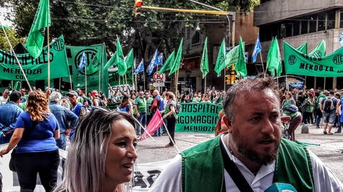 Estatales anunciaron que serán implacables con los pedidos al Gobierno. Además, empezarán a exigir aumentos acumulativos Estatales anunciaron que serán implacables con los pedidos al Gobierno. Además, empezarán a exigir aumentos acumulativos