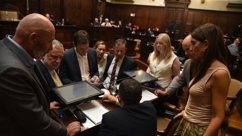 El Senado discutirá desde este miércoles la DIA de San Jorge y los 27 proyectos que amplían Malargüe Distrito Minero Occidental. El Senado discutirá desde este miércoles la DIA de San Jorge y los 27 proyectos que amplían Malargüe Distrito Minero Occidental.