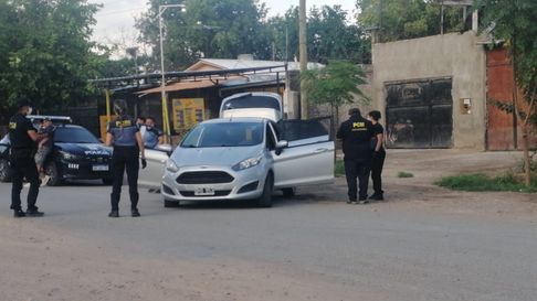 La persecución policial en La Heras culminó con el secuestro de un auto La persecución policial en La Heras culminó con el secuestro de un auto