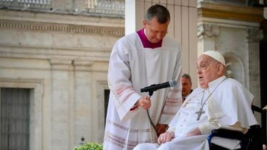 El papa Francisco saludó a los fieles en la Plaza de San Pedro.