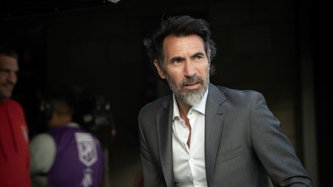 Eduardo Domínguez fue homenajeado por un hincha de Estudiantes Eduardo Domínguez fue homenajeado por un hincha de Estudiantes