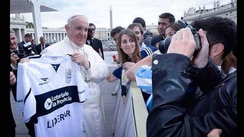 El Papa Francisco posando con la camiseta de Gimnasia El Papa Francisco posando con la camiseta de Gimnasia