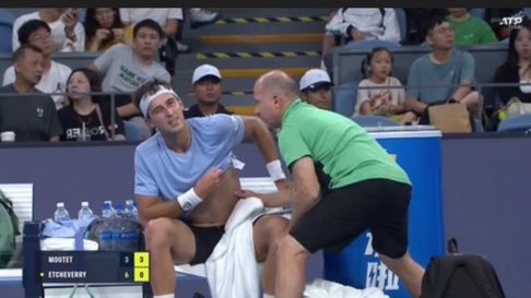 Tomás Etcheverry se lesionó en el segundo set Tomás Etcheverry se lesionó en el segundo set