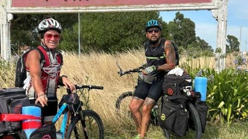 pedaleando suenos: una pareja de la plata emprendio un viaje a la costa en bicicleta pedaleando suenos: una pareja de la plata emprendio un viaje a la costa en bicicleta