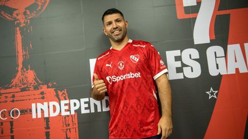 El Kun se puso la camiseta de Independiente y le marcó a Racing. El Kun se puso la camiseta de Independiente y le marcó a Racing.