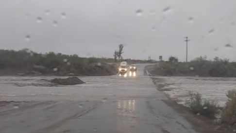 Las fuertes lluvias provocó anegación de puentes y badenes. Las fuertes lluvias provocó anegación de puentes y badenes.