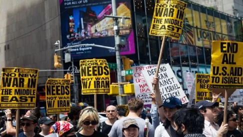 Activistas tomaron la calle en varias ciudades de Estados Unidos contra el ataque a Irán. Activistas tomaron la calle en varias ciudades de Estados Unidos contra el ataque a Irán.