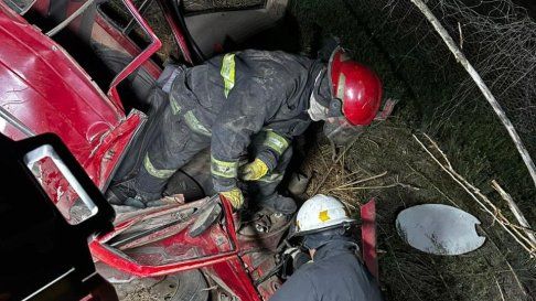 El conductor atrapado fue rescatado por bomberos El conductor atrapado fue rescatado por bomberos