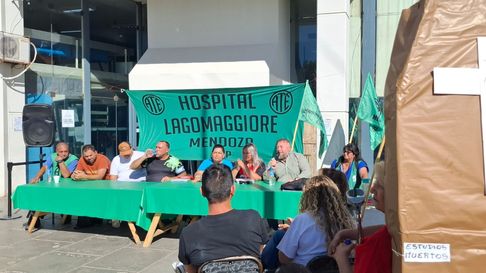 Roberto Macho, titular de ATE, en la puerta del Hospital Lagomaggiore al frente de una asamblea. Roberto Macho, titular de ATE, en la puerta del Hospital Lagomaggiore al frente de una asamblea.