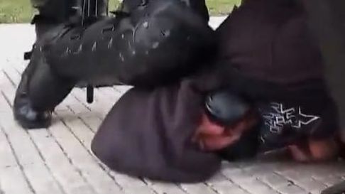 Captura de pantalla del video que registró a Tomás Cuesta inmovilizado por un grupo comando a las órdenes de Patricia Bullrich. Captura de pantalla del video que registró a Tomás Cuesta inmovilizado por un grupo comando a las órdenes de Patricia Bullrich.