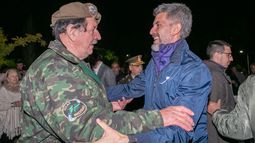 El intendente de la Ciudad, Ulpiano Suárez junto a un héroe de Malvinas. El intendente de la Ciudad, Ulpiano Suárez junto a un héroe de Malvinas.